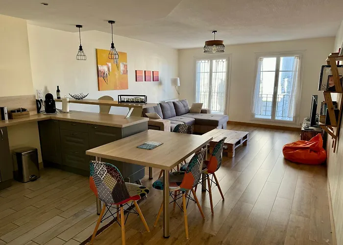 Vue Imprenable Sur La Mairie